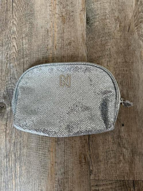 Super leuk make-up tasje van Nikkie Beauty, NIEUW!, Sieraden, Tassen en Uiterlijk, Toilettassen, Nieuw, Dame, Grijs, Ophalen of Verzenden