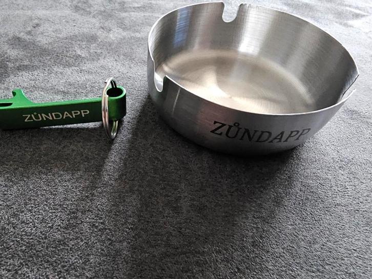 ZÜNDAPP ASBAK EN FLES OPENER WEGENS INKRIMPEN HOBBY., Verzamelen, Overige Verzamelen, Zo goed als nieuw, Ophalen of Verzenden