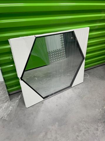 Leuke hexagon spiegel (nieuw!!) beschikbaar voor biedingen
