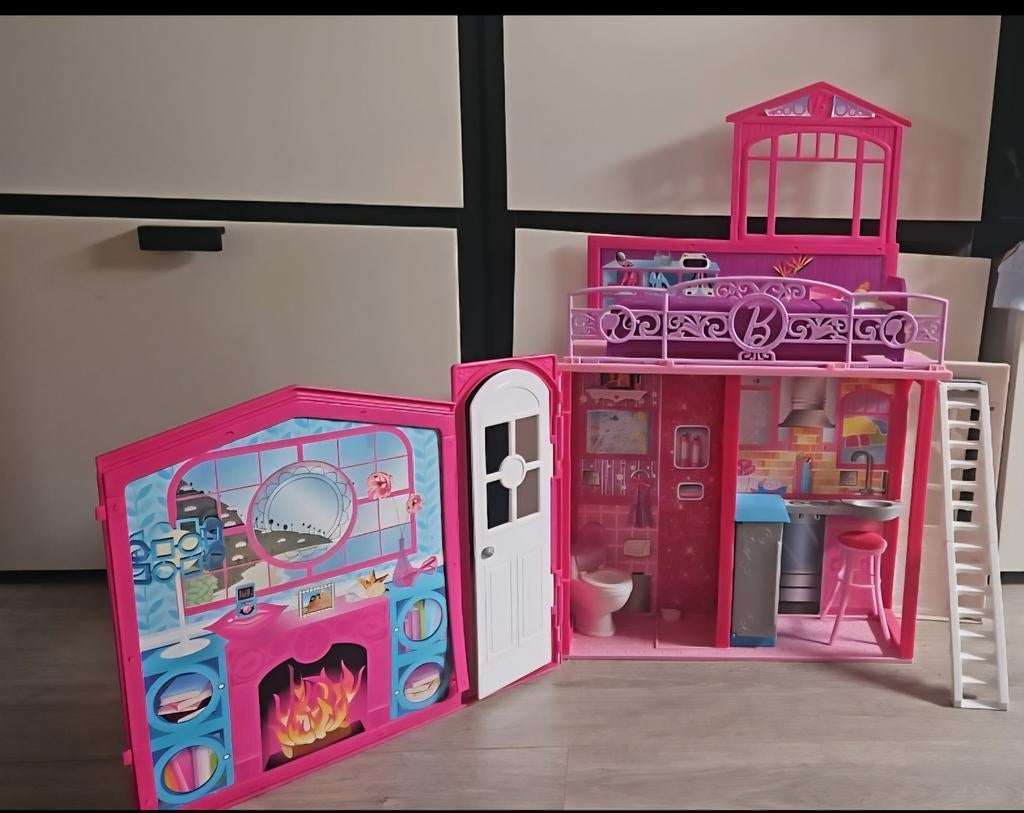 Barbiehuis met accessoires, Ophalen of Verzenden, Gebruikt, Poppenhuis