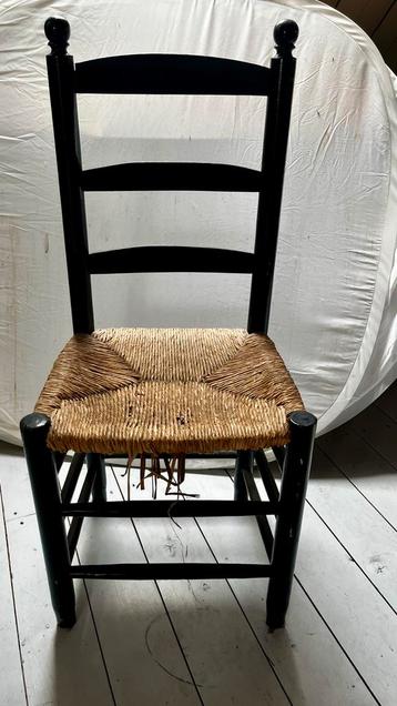 Houten stoel met rieten zitting beschikbaar voor biedingen