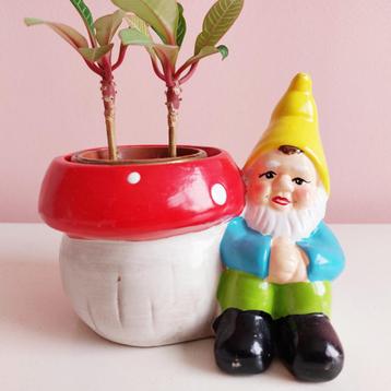 Lief kabouter paddenstoel bloempotje, rood met witte stippen beschikbaar voor biedingen