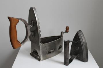 2 Antieke strijkijzers beschikbaar voor biedingen