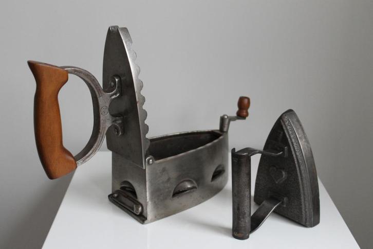 2 Antieke strijkijzers, Antiek en Kunst, Antiek | Woonaccessoires, Ophalen of Verzenden