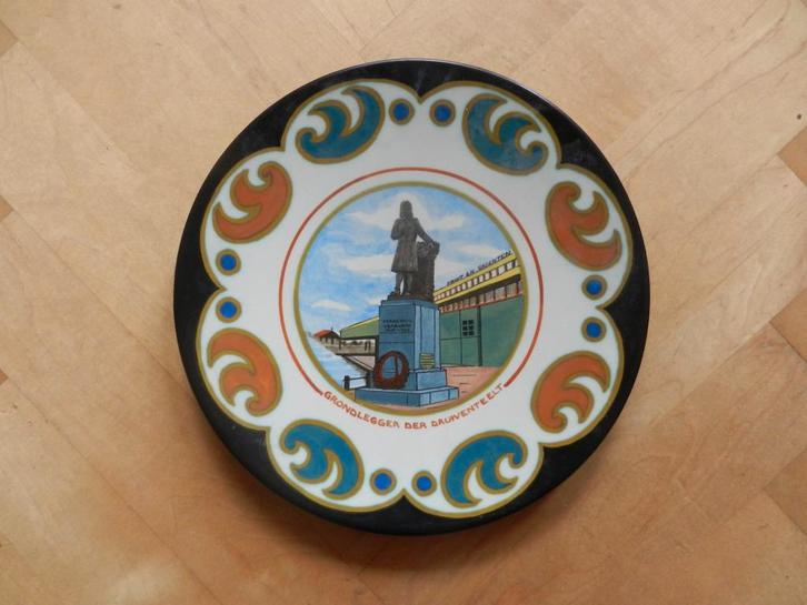 Gouda plateel bord met F. Verburch v/d druiventeelt Poeldijk, Antiek en Kunst, Antiek | Keramiek en Aardewerk, Ophalen of Verzenden