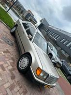 Mercedes-Benz 230E AUTOMAAT, Auto's, Mercedes-Benz, Automaat, 1349 kg, Zwart, Bruin