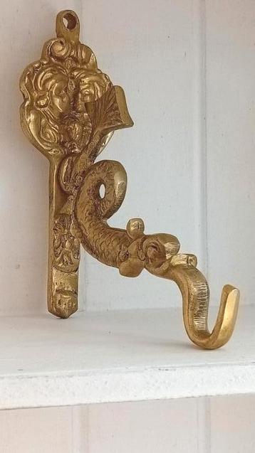 Vintage decoratieve wandhaak in goudkleur beschikbaar voor biedingen