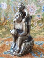 Mooi zwaar oud Oosters brons beeldje van twee apen 14,7 cm., Antiek en Kunst, Ophalen of Verzenden
