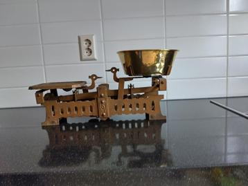 Weegschaal van ijzer met koperen schaal (antiek / vintage) beschikbaar voor biedingen