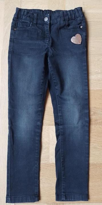 Zwarte spijkerbroek maat 122 beschikbaar voor biedingen