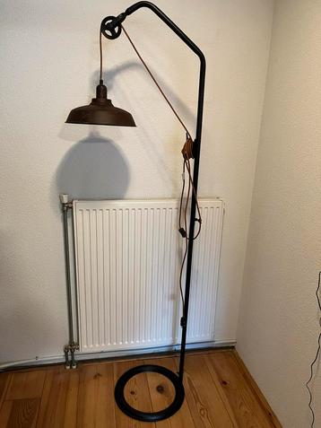Industriële vloerlamp beschikbaar voor biedingen