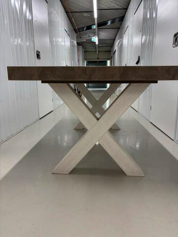 Houten Eettafel met Kruispoot beschikbaar voor biedingen