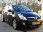 Hyundai I20 1.2i DynamicVersion - AIRCO - 5 DEURS - APK 2026, 450 kg, Gebruikt, 4 cilinders, Zwart