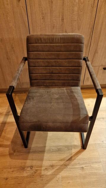 4 Eetkamerstoelen in goede staat beschikbaar voor biedingen