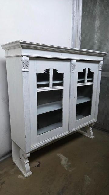 Brocante Kast beschikbaar voor biedingen