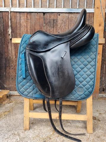 Equestor dressuurzadel beschikbaar voor biedingen