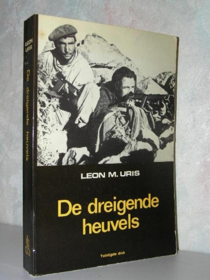 Leon Uris - De dreigende heuvels (paperback met foto), Boeken, Romans, Zo goed als nieuw, Ophalen of Verzenden