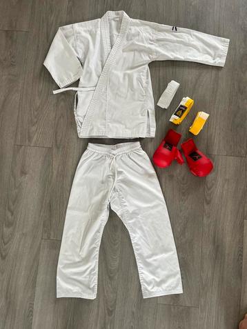 Karate pak met handschoenen en drie banden maat 128 beschikbaar voor biedingen