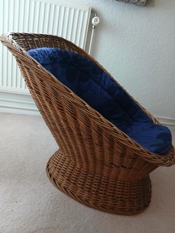 2 vintage rieten korfstoelen beschikbaar voor biedingen