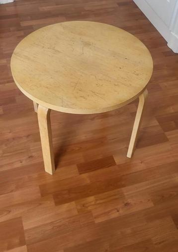 Tafeltje beschikbaar voor biedingen