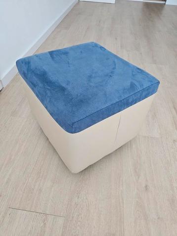 Blauw / Créme Poef Zeer goede staat beschikbaar voor biedingen