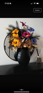 Zwarte decoratieve vaas met zijde bloemen, Huis en Inrichting, Woonaccessoires | Vazen, Ophalen of Verzenden