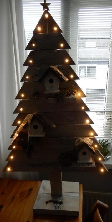 Kerstboom met lichtjes beschikbaar voor biedingen