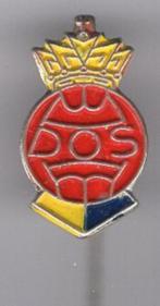 DOS D.O.S. zilverkleurig voetbalclub speldje ( Z_015a ), Verzamelen, Speldjes, Pins en Buttons, Verzenden, Zo goed als nieuw, Sport