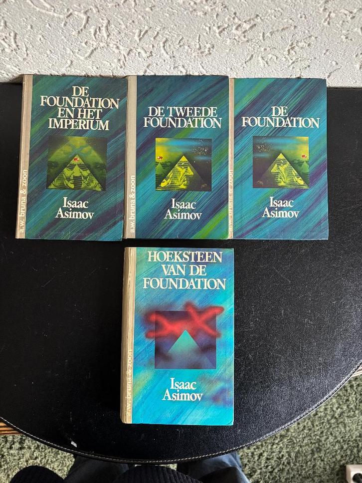 Isaac Asimov - Foundation trilogie + Hoeksteen v foundation, Boeken, Science fiction, Gelezen, Ophalen of Verzenden