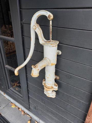 Oude Waterpomp - Decoratief Tuinelement beschikbaar voor biedingen
