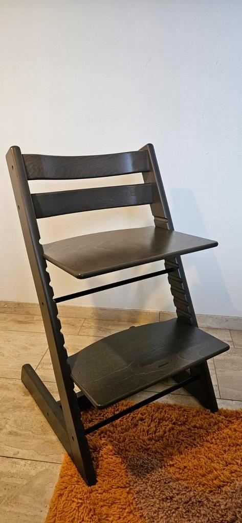 Stokke Tripp Trapp Hazy Grey (+babyset en tafelblad), Kinderen en Baby's, Kinderstoelen, Zo goed als nieuw, Meegroeistoel, Afneembaar eetblad