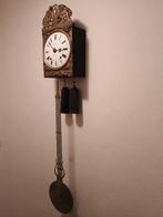 Franse slinger klok met koperen bewerkte wijzerplaat, Ophalen of Verzenden