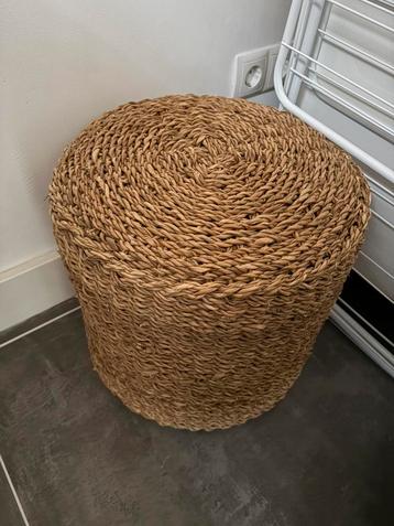 Poef riet beschikbaar voor biedingen