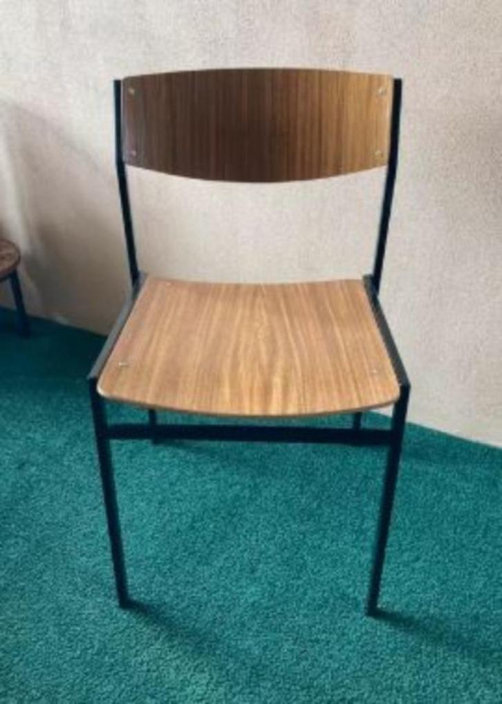 Klassieke Stapelstoel van ontwerper Gijs van der Sluis., Huis en Inrichting, Stoelen, Zo goed als nieuw, Eén, Hout, Metaal, Bruin