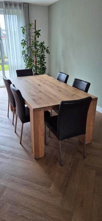 FiSiC houten eetkamertafel met 6 leren stoelen beschikbaar voor biedingen