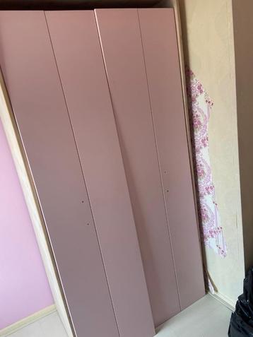 Kas voor meidenkamer beschikbaar voor biedingen