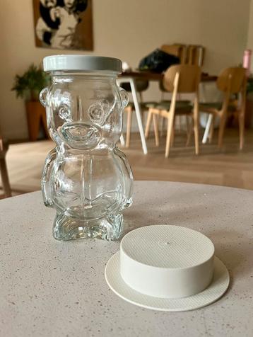 Vintage berenpot met crèmekleurige hoed beschikbaar voor biedingen