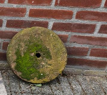 Antieke Franse Slijpsteen molensteen. 30 cm doorsnede. beschikbaar voor biedingen