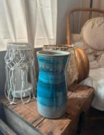 Hoge blauwe vaas van sunset canyon pottery - vintage, Huis en Inrichting, Blauw, Ophalen of Verzenden, Minder dan 50 cm, Glas