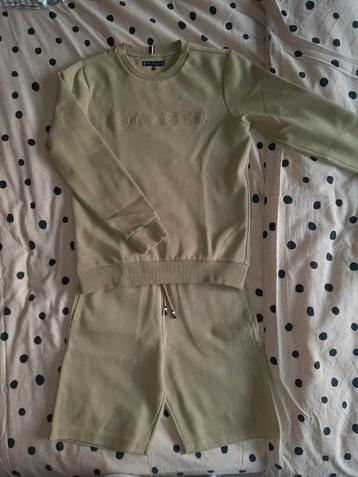 Tommy Hilfiger sweater & short 152 beschikbaar voor biedingen