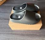 Yeezy slide onyx maat 47 eu, Kleding | Heren, Schoenen, Ophalen of Verzenden, Nieuw, Zwart