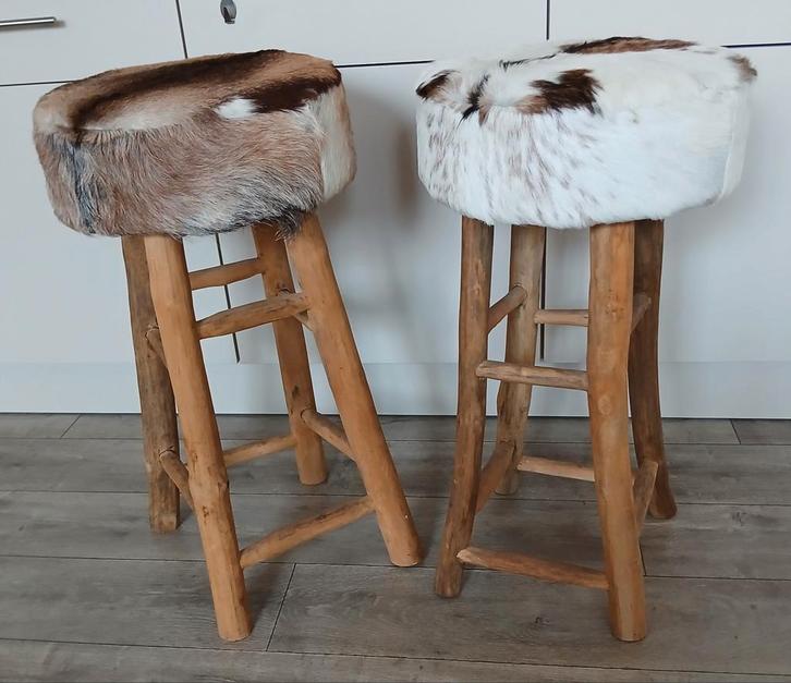 2 barkrukken hout koe - koeienhuid houten krukken bruin wit, Huis en Inrichting, Barkrukken, Zo goed als nieuw, 60 tot 90 cm, Hout