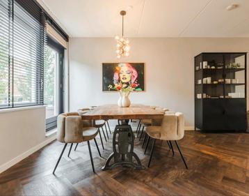 Prachtige eethoek / eettafel met stoelen  beschikbaar voor biedingen