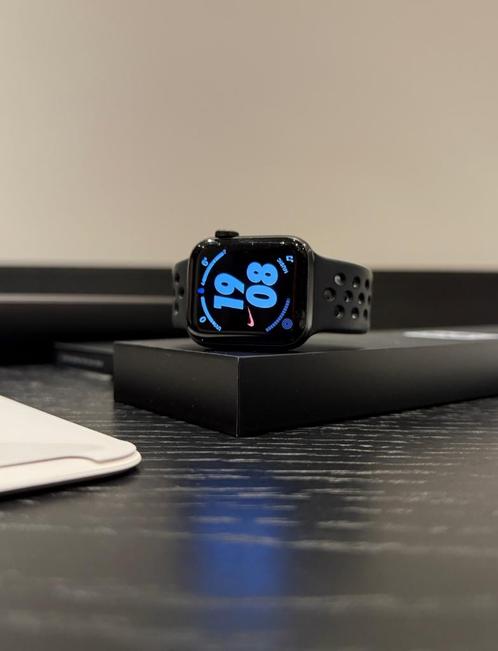 Heel goed zwart Apple Watch SE 40mm Nike GPS A2351 Sports, Sieraden, Tassen en Uiterlijk, Smartwatches, Zo goed als nieuw, iOS