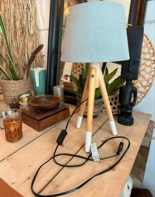 Moderne tafellamp met drie houten poten en witte voeten, Huis en Inrichting, Lampen | Tafellampen, Ophalen of Verzenden