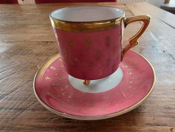Schattige roze met goud kop en schotel beschikbaar voor biedingen