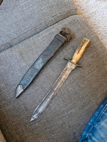 Antiek mes met schede beschikbaar voor biedingen