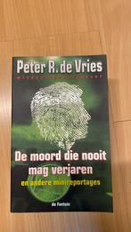 P.R. de Vries - De moord die nooit mag verjaren, Boeken, P.R. de Vries, Ophalen of Verzenden, Zo goed als nieuw, Nederland