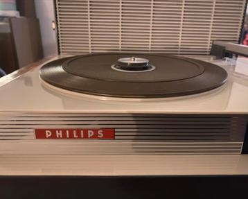 Vintage Philips kofferplatenspeler izgst zeer goed werkend beschikbaar voor biedingen