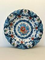 Decoratieve schaal (Makkum keramiek) met bloemen motief, Ophalen of Verzenden, Zo goed als nieuw